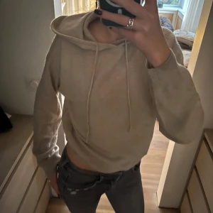 Stickad hoodie - Säljer min fin beige stickade hoodie från h&m, då jag inte får användning av den längre. Den är i fint skick! 