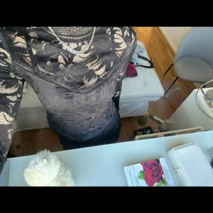 Spets blus - Helt ny super snygg spets blus från Vero Moda🖤 Köpt för 299 kr