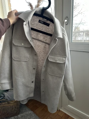 Jacka - Beige jacka från zara, storlek S, använd fåtal gånger, lite smutsig men går att tvätta