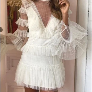 Studentklänning - Endast provad. Tänkte ha den på min student men jag hittade en annan.💕 Nypris ca 2700kr. Går ej att köpa längre💕 Köpare står för frakt, först till kvarn💕