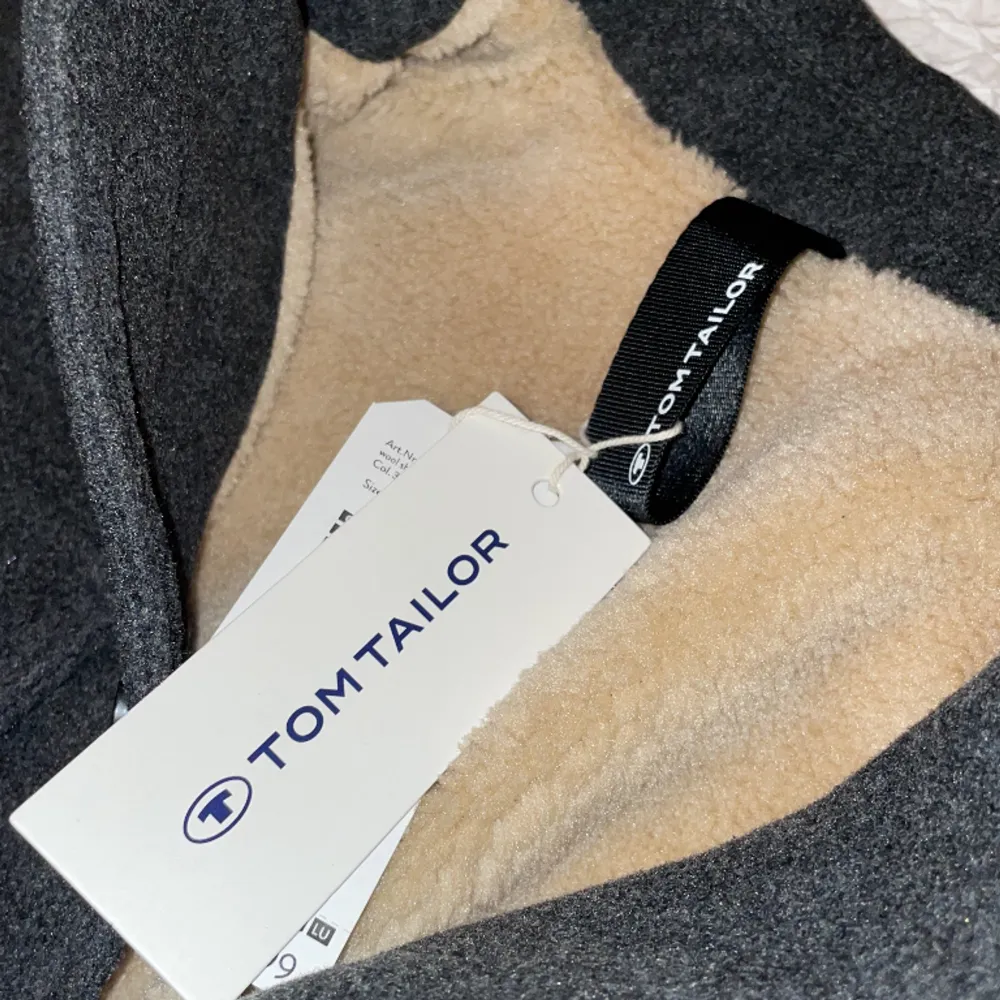 Hej! Vi säljer nu en SPRILLANS ny overshirt ifrån Tom Tailor | Strl: S (passar M) Retail: ca 1200 Skick: 10/10 | Extremt snygg och varm overshirt perfekt för vår och höst | För ytterligare frågor är det bara att skriva🤝. Jackor.