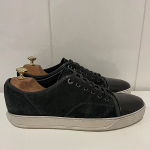 Lanvin skor - Hej! Säljer nu dessa super sällsynta lanvin skor. Skorna är i kanon skick. 8,5/10. Inga defekter. Bara skorna medföljer vid köp