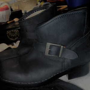 Läder boots i låg modell  - 37 är sko storleken, märken står i skorna ( även X ) vid baksidan på kängan.  Bra skötta, läder, använd få gånger då jag har höga istället 
