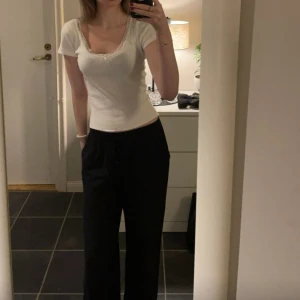 McKenna Evelet Bow Top - En topp från Brandy Melville som jag säljer i storlek xs/s. Säljer denna då den inte faller mig i smaken då den knappt kommit till användning. Säljer för 130kr (ordinarie pris 178kr) men priset kan såklart alltid diskuteras💕💕