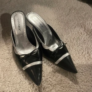 Kitten heels - En del av klacken på ena skon har plastbiten lossnat! 