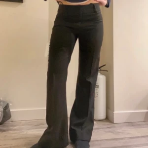 Low waist kostymbyxor - Skitsnygga kostymbyxor