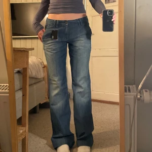 Jeans - 39 cm rakt över midjan & 80cm innebenslängd! 