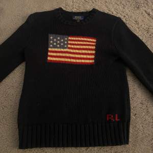 En super snygg Ralph Lauren tröja, usa edition, stickad, skick 8.5/10, inga slitage eller defekter, modellen är 14-16 år, nypris ca 5,600 | mitt pris 1119, jätteskön och trendig😃