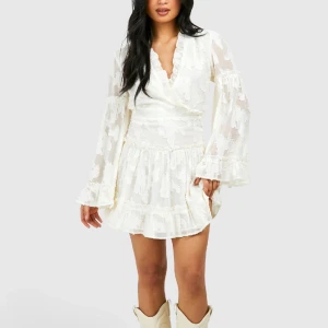 Studentklänning  - Super fin studentklänning som jag säljer åt min syster då den var för liten! Ej använd bara provad med lappen kvar 💞