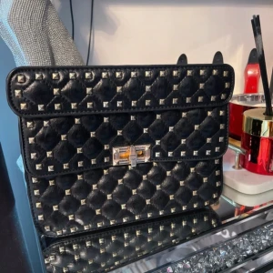 Valentino rockstud spike  - OBS NY ANNONS‼️‼️⭐️Intressekoll på denna jättefina valentino garavani rockstud spike liknande väska! I jättebra skick, 🩷 säljer endast vid bra bud  🩷 