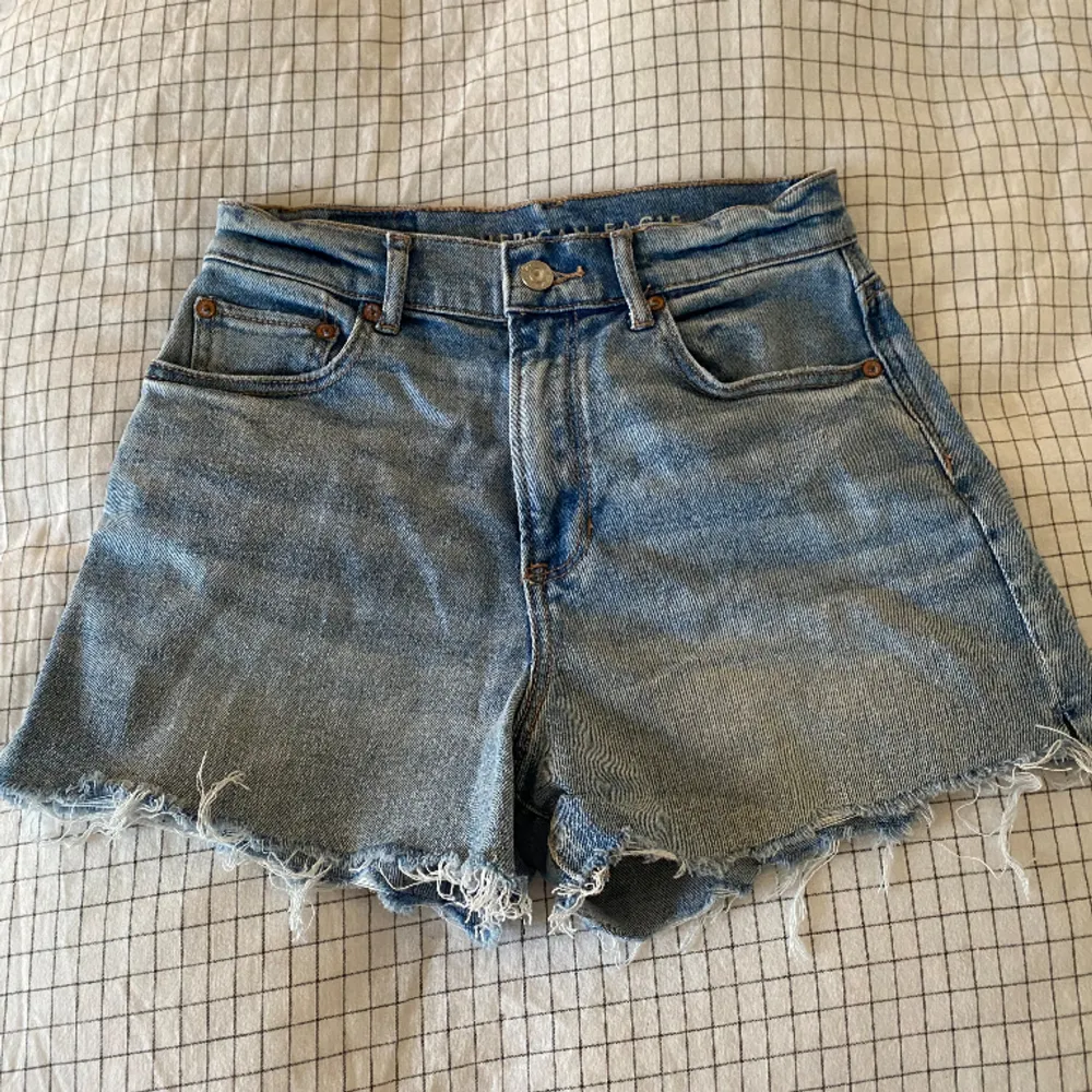 Snygga jeans shorts från American Eagle. Knappt använda och i bra skick! Tyvärr lite för små. Shorts.
