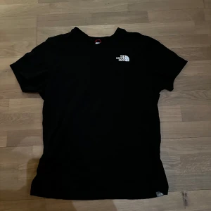 T-shirt - Bra skick som knappt använts