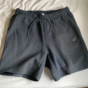 Nike tech shorts - Säljer nu mina helt oanvända Nike Tech shorts. Nypris 850, mitt pris 399kr. Skönt nu till sommaren eller när man är hemma.