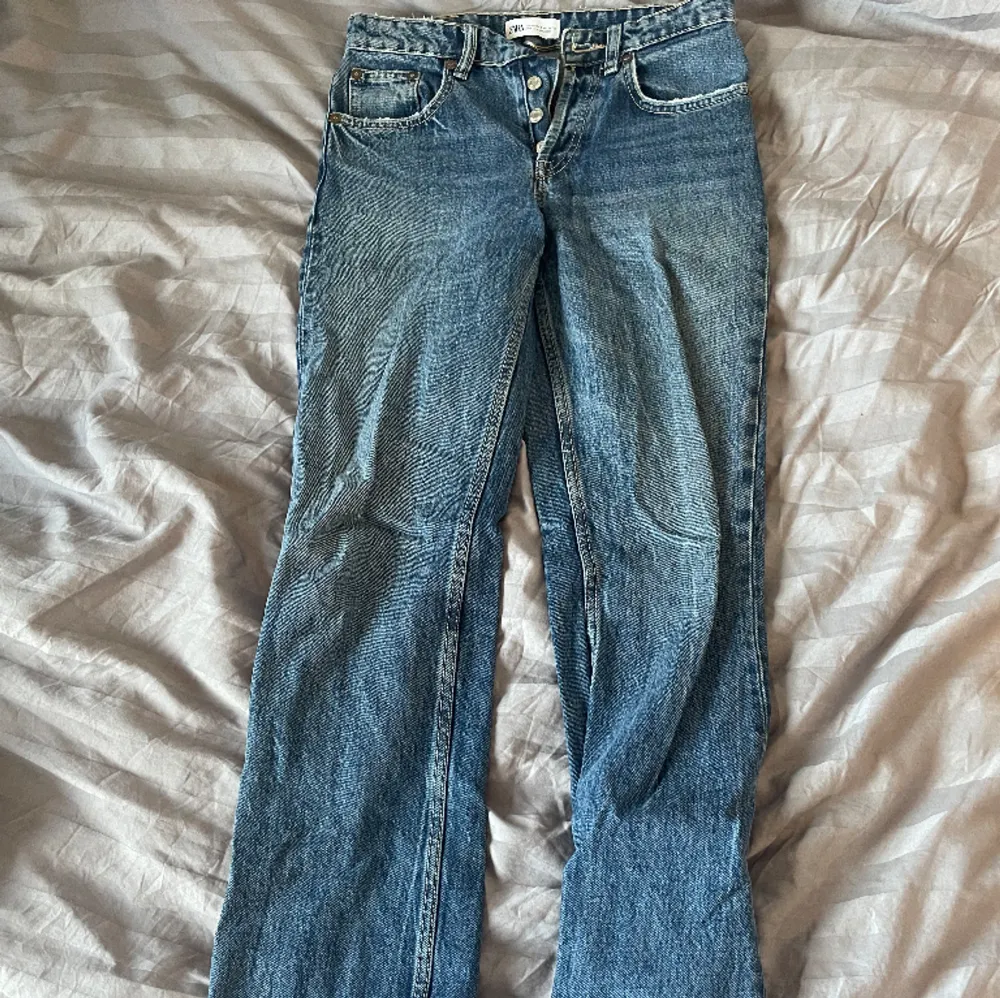 Midrise jeans från zara, bra skick🩷. Jeans & Byxor.