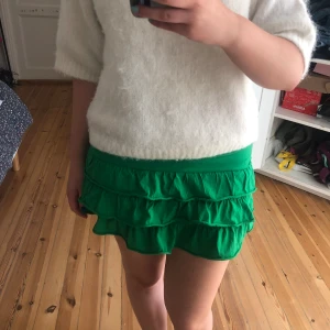 Kjol - Lågmidjad volangkjol köpt från Stockholm stadsmission. Säljer då den inte kommer till användning💕💕