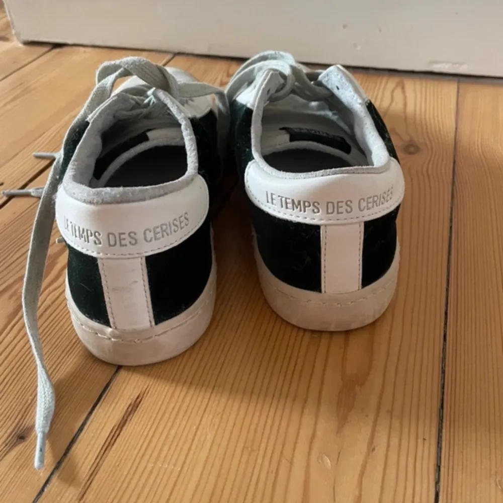 Jättesnygga sneakers, bra skick!! Franskt märke . Skor.