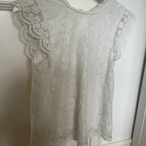 Spets topp  - Fin trendig spets topp från vero Moda i storlek S🩷
