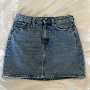 Jeanskjol  - Kjol från Weekday i storlek 38. Helt ny oanvänd! Säljs då den är liten på mig.