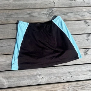 Y2k Tennis kjol med inbyggda shorts  - Svart med turkosa detaljer  Mycket bra skick  