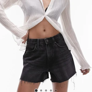 Shorts i svart - Ett par svarta short. Nyss köpta men var för små. Storlek 36. Lapp kvar. Ny priset var 500kr.