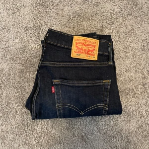 Levis 502 W31/L32 - Snygga mörkblå jeans 502 från Levis. 502 är en stilren modell. Byxorna är i bra skick. 