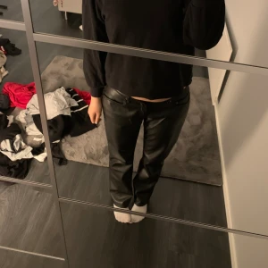 Svarta skinnbyxor  - Säljer mina svarta skinnbyxor (fejk skinn) då de är lite stora på mig. Byxorna är knappt använda och har inga defekter.