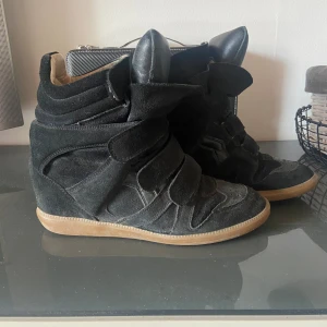 Isabel Marant skor - Säljer mina fina skor från märket isabel marant då de är lite för stora för mig. Storleken är 41 men de är små i storleken så skulle gissa att dem är som en 40 (jag brukar ha 38/39). Fint skick! Pris kan diskuteras vid snabb affär!