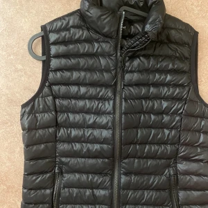 Väst - Jätte fin figursydd dun väst från stadium. Används ca 2 gånger kort stund, jätte bra skick(ser ut som nyskick) Passar 38 också men passar 36 best. 