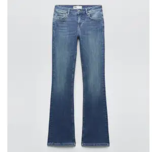 Säljer dessa lågmidjade jeans från zara som inte alls kommer till användning! Jeansen är som nya då jag knappt använd dem💗