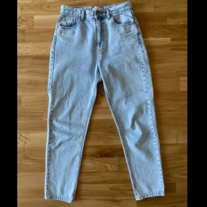Momjeans  - Ljusblå Momjeans från Pull&Bear i storlek 36