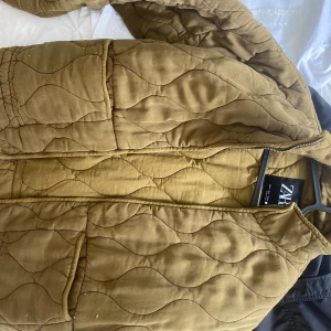 Zara jacka - Trendig Zara höst/vår jacka. Den är lite mer ”skogsgrön” / ”olivgrön” i verkligheten. Användes varsamt  max 6 gånger, men inte riktigt min stil längre.