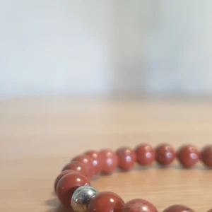 Blvckout beaded armband  - No size, nyskick, aldrig använd. Röda stenkulor med en silvrig eller guldig detalj