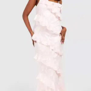 Så fin, viral långklänning från boohoo. Klänningen är aldrig använd och har lappen kvar! Köptes för 800 och är slutsåld i nästan alla storlekar. Skriv för fler bilder eller frågor💓💓