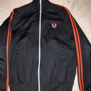 Fred perry  - Asfet fred tröja i small, lite cropped i storleken 