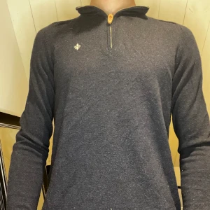 Morris Half-Zip - Extremt bekväm Half-Zip från Morris, har växt ut den så den behöver säljas. 100% Ull.  Är i storlek M men passar även för S Nypris ~ 1799kr