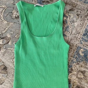 Linne - Säljer detta gröna linnet från zara då de ej kommer till användning längre! Storleken är M, man kan ha de både framåt o bakåt💚