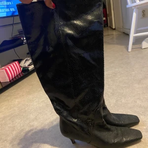 Svarta boots  - Supersköna och snygga boots från Zara, klacken är cirka 6-7 cm hög men väldigt bekväm💓 pris går att diskuteras 
