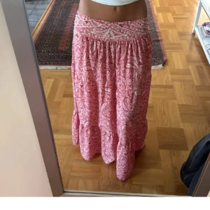 Zara långkjol - Vill någon byta sin i storlek L till min som är storlek M så hör jättegärna av er💗💗 har fler liknande kjolar i min profil  Vill helst inte sälja men har en annan till vit zara kjol man kan köpa💗