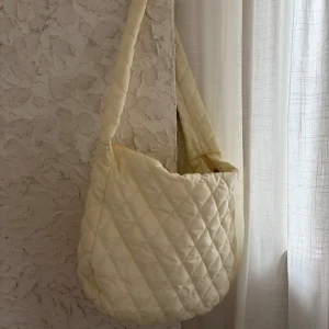 Större väska  - En snygg väska som är lite större i quiltat material 🫶🏼 aldrig använd 
