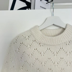 Vit stickad tröja - En super fin vit stickad tröja med ett fint mönster. Perfekt över klänningar på sommaren🌸🍸