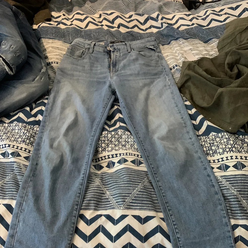 Replay jeans ljusblå i storlek 158 vuxit ut dom för längesedan. Ny pris 1300kr . Jeans & Byxor.