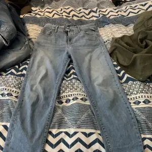 Replay jeans ljusblå i storlek 158 vuxit ut dom för längesedan. Ny pris 1300kr 