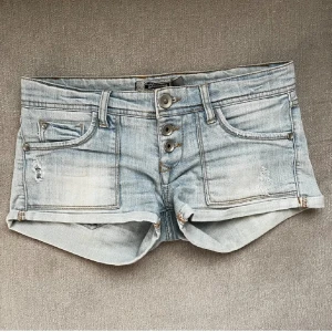 Lågmidjade Jeans shorts - Så snygga lågmidjade jeans shorts som ej kommer till användning, inga defekter ❤️