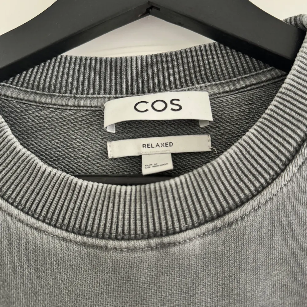 Snygg sweatshirt från Cos i storlek M, använd vid ett fåtal tillfällen. Fint skick!. Tröjor & Koftor.