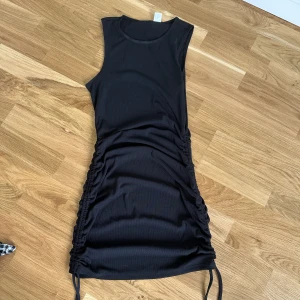 H&M klänning  - Ny skick och aldrig använd 