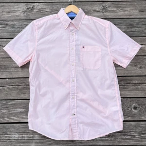 Skjorta Tommy Hilfiger - Helt ny med lappar. Storlek S Nypris: 900kr