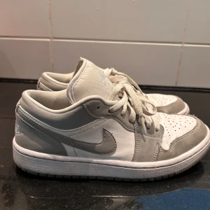 Jordan 1 low Wolf Grey - Ett par Jordan 1 low i färgen wolf grey. Bra skick, sällan använda. Saknar däremot innersula, därav det låga priset. Orginallåda medföljer.