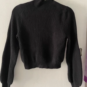Stickad tröja  - Aldrig använd stickad tröja, säljer då den är för liten på mig❣️ köpt tidigare på Plick men har inga defekter! 