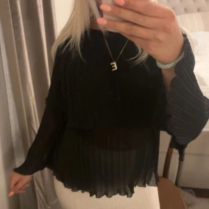 Volang blus - Jätte fin volang blus ifrån zara, säljer då den inte kommer till användning, ny skick💖💖