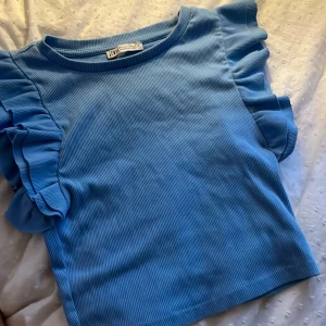 Ljusblå zara topp - Använt få gånger bra skick, lite dåliga bilder, kom privat för mer info/frågor💕💘storlek s
